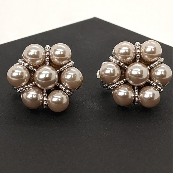DESIGNER ERWIN PEARL VINTAGE CLUSTER FAUX PEARL CLIP ON STATEMENT EARRINGS - Picture 8 of 15